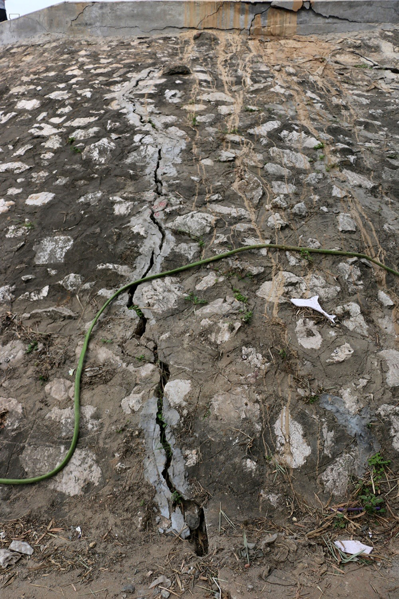 Cận cảnh những vết nứt dài chân cầu Đuống khiến người dân thấp thỏm lo sợ